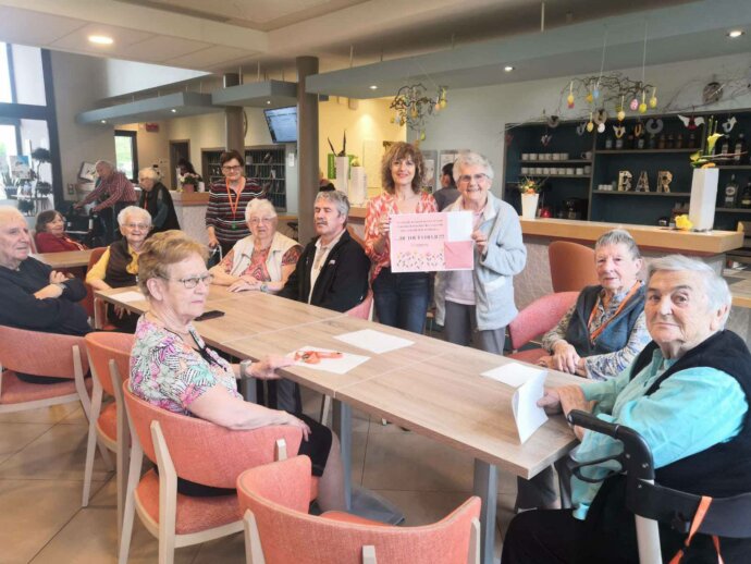 Moment convivial pendant Pâques, dans un EHPAD à Kingersheim. Les personnes âgées sourient et sont heureux.