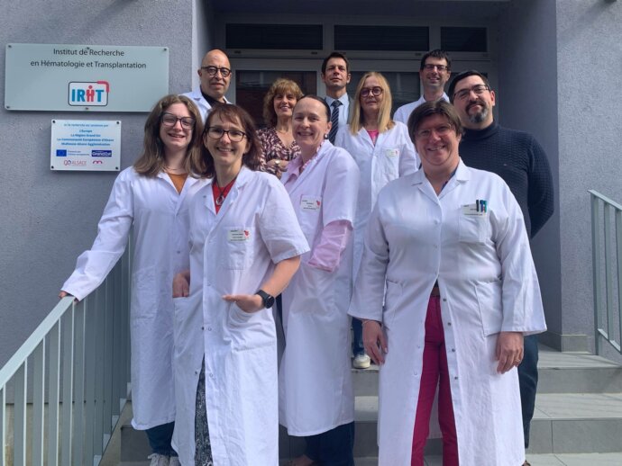 L’équipe de l’IRHT Mulhouse et le sous-préfet Julien Le Goff devant l’Institut de Recherche en Hématologie et Transplantation.
