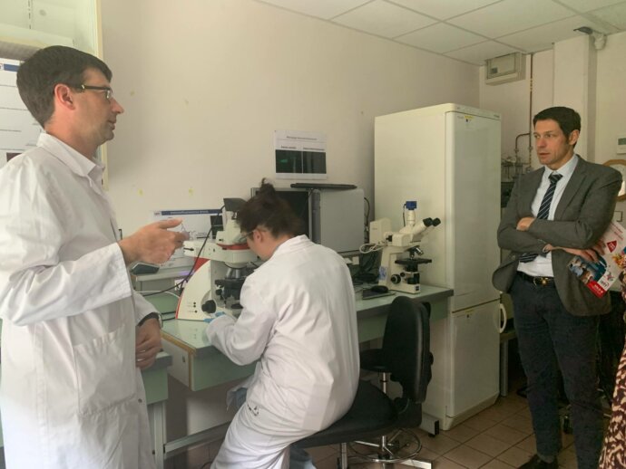 Échange entre chercheurs de l’IRHT et le sous-préfet Julien Le Goff dans un laboratoire d’hématologie à Mulhouse.